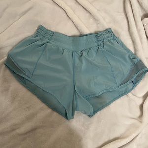 Women’s Lululemon 2.5 inch Hotty Hot Shorts Size 6!